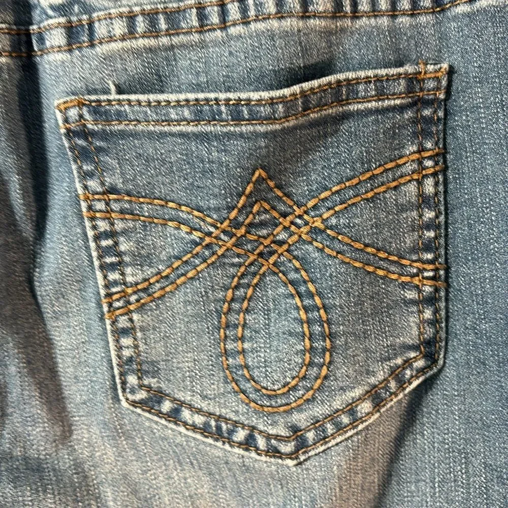 Earl Jeans Straight Leg size 6.  med wash stretch festival closet staple